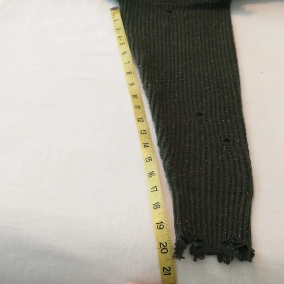 👀NWT! Distressed sweater, tagged as M but more like L/XL. Dark green.See pics. - Picture 10 of 13